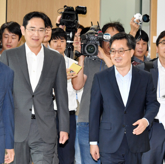 김동연 경제부총리 겸 기획재정부 장관이 6일 오전 경기도 평택시 삼성전자 평택캠퍼스를 방문해 이재용 삼성전자 부회장과 대화를 나누며 간담회장으로 이동하고 있다. /평택=연합뉴스